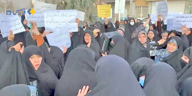 تجمع اعتراضی بانوان و خانواده‌های شهدا مقابل مجلس برای حجاب