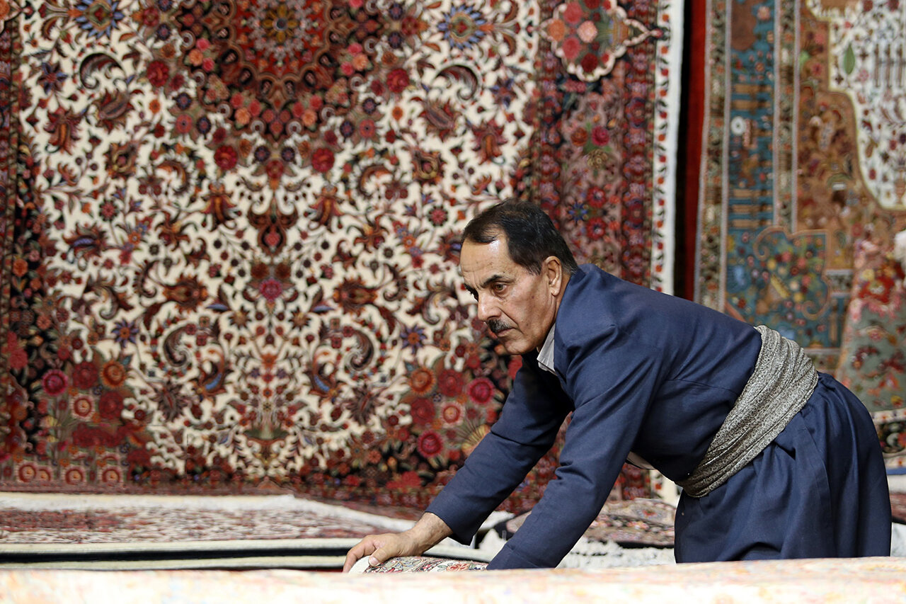 برپایی نمایشگاه فرش‌های دستباف قدیمی در خانه کُرد سنندج