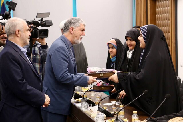 مساجد به محلی برای تجلیل از خانواده‌های شهدا تبدیل می‌شوند