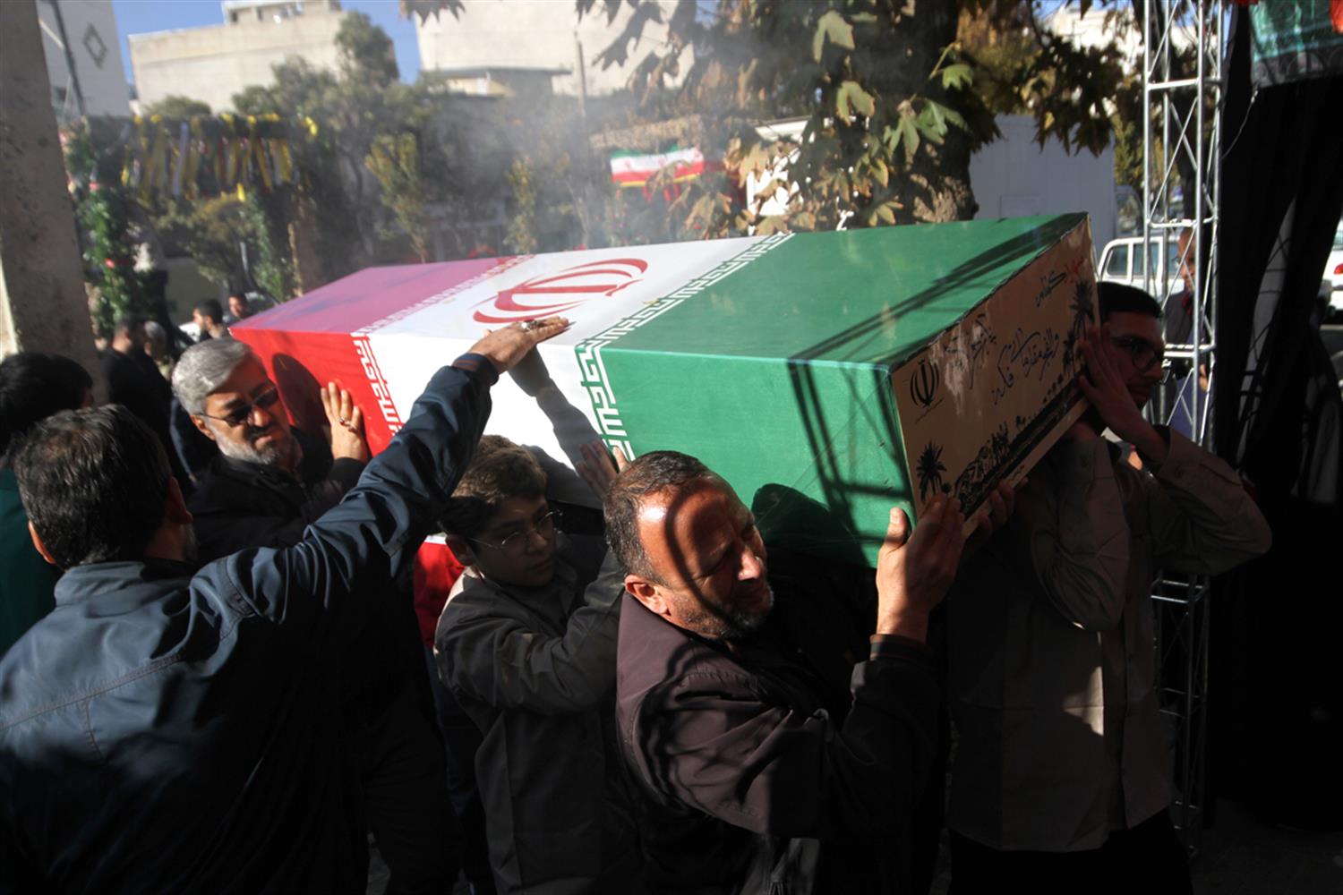 استقبال پُرشور مردم همدان از پیکر مطهر هشت شهید گمنام دفاع مقدس