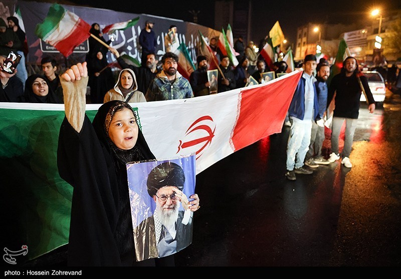 تقسیم فضائل مجموعه‌ای رهبر شهید در بین مردم، به پاخاسته
