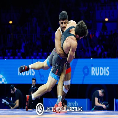 کُشتی فرنگی امیدهای جهان؛ صعود قهرمان جهان به مرحله بعد