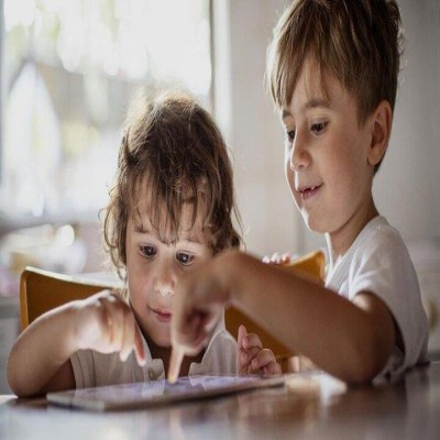 چگونه فرزندان را برای استفاده صحیح از رسانه‌ها و فضای مجازی آماده کنیم؟