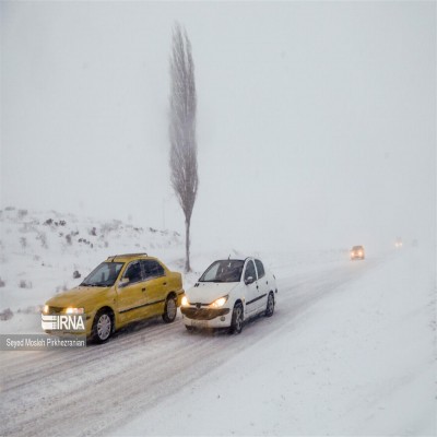 بارش پراکنده برف گردنه‌های همدان را لغزنده کرد